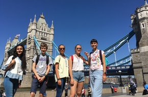 Teens_trip_Tower_Bridge